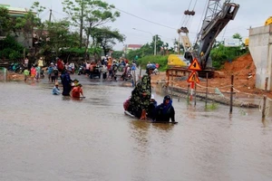 Quảng Nam: 'Dịch vụ vận chuyển kiểu mới’ trong mùa lũ