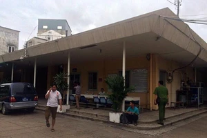 Nghi cha ngoại tình, hai con trai tưới xăng đốt