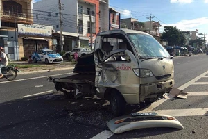 Xe tải tông xe chở bia ‘bay’ qua dải phân cách