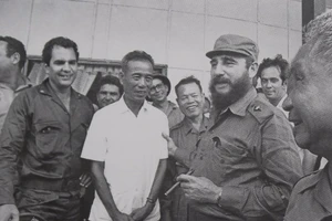 Gặp người chụp 250 bức ảnh Fidel Castro tại Việt Nam 