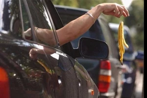 Vứt rác trên vỉa hè bị phạt đến 7 triệu đồng