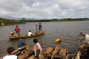 Lật thuyền trên hồ thủy điện, 1 gia đình mất tích