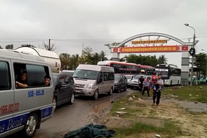 Quảng Nam kẹt xe hàng chục cây số sau Tết