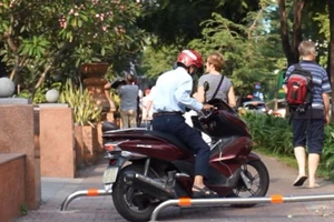 Chạy xe qua barie trên vỉa hè có bị tạm giữ xe?