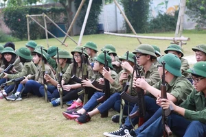 Học sinh lớp 12 được học sử dụng súng tiểu liên AK