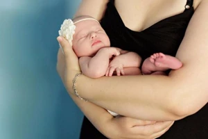 Sinh con thứ ba có bị chấm dứt hợp đồng lao động?