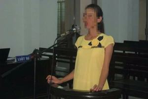 Nữ nhân viên khách sạn ôm bụng bầu hầu tòa vì tham