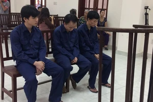 Giằng co với tên cướp, bị kéo lê gần 5 m