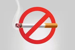 'Vô tư' châm điếu thuốc, bị phạt hàng tỉ đồng