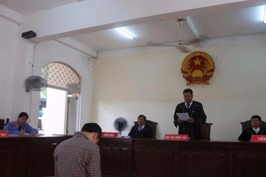 Lại lãnh án vì ‘yêu’ người tình nhí