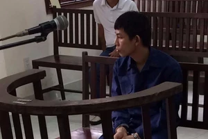 Đuổi khách về không được, xách dao chém