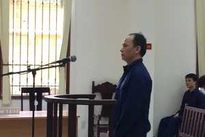 Bỏ chạy quăng cả dép và xe máy vì… trộm iPhone