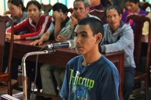 Trốn đám ma về hiếp dâm con riêng của vợ