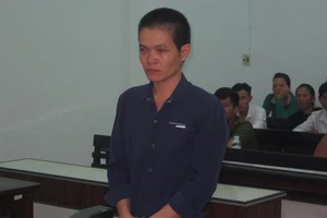 Vợ tử vong vì cú phóng dao oan nghiệt của chồng