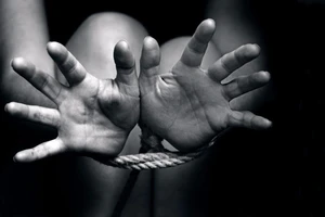 Mẹ mang quà 'độc' thăm con, bị 30 tháng tù