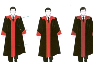 Từ 2018, thẩm phán chính thức mặc áo choàng khi xét xử