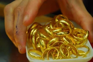 Em gái trốn trong nhà 'gom' hết vàng của chị chồng 