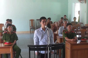 Ném đá tan nát xe taxi chỉ vì “bỗng nhiên thích“