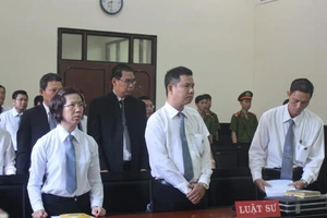 Căng thẳng phiên tòa có đông luật sư bào chữa nhất 