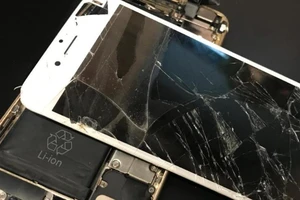 Lãnh 2 năm tù vì chém vỡ… chiếc điện thoại iPhone