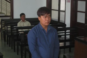 Nhân viên lễ tân trộm tiền của du khách massage