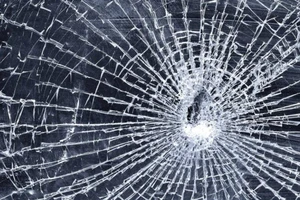 Truy đuổi, ném bể kính chắn gió ô tô