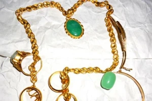 Anh trai trộm vàng và xe của em gái 