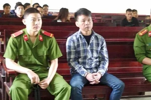 Đến chơi nhà bạn, hiếp dâm luôn con gái của bạn