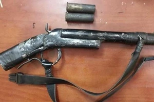 Dùng súng tự chế bắn con vì “nuôi tốn cơm”