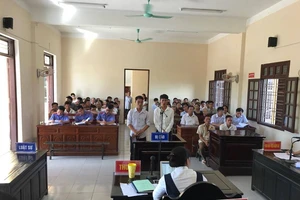 Bênh ‘đàn anh’ không đúng cách, cả hai hầu tòa