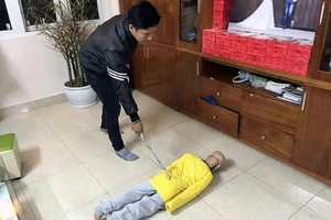 Cha đẻ cùng mẹ kế bạo hành con trai 10 tuổi sắp hầu tòa