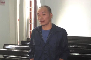 Người đàn ông quậy đồn công an, cắn mặt nhân viên công vụ