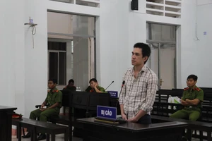 Vợ không dỗ con khóc bị chồng đâm chết