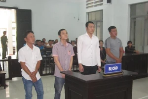 Người chết kẻ đi tù chỉ vì... đội mũ ngồi ăn