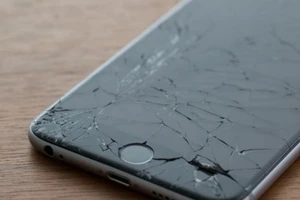 Đi tù vì lấy điện thoại ‘cùi’… đập iPhone ‘xịn’