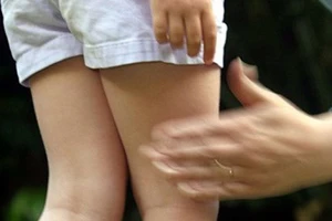 U50 dùng dao khống chế, dâm ô bé gái hàng xóm