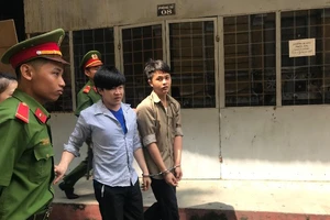 Giả cảnh sát bắt giữ người nước ngoài để tống tiền 