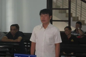 Lãnh án tù vì châm xăng, thách thức tổ công tác thu giữ đồ