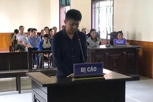 Mâu thuẫn tình cảm, người đàn ông ôm mìn khống chế người yêu 