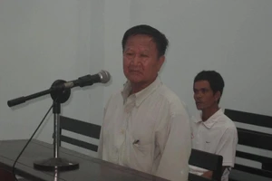 Cụ ông 70 tuổi hầu tòa vì... vật ngã ông hàng xóm