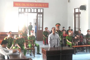 ‘Chí Phèo’ quậy tưng UBND, bóp cổ… trưởng công an thị trấn