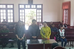 Giữ xe ô tô của con nợ, cả gia đình chủ nợ đi tù