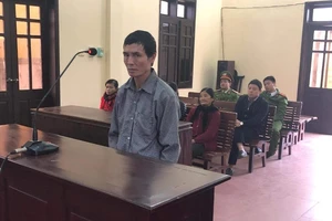 Đánh gãy hai tay cụ ông hàng xóm vì đi qua... làm chó sủa