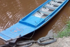 Dừng xuồng hỏi đường, bị ném đá rớt xuống sông