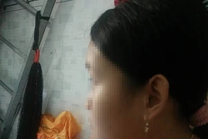 mẹ con bé N. đến báo Pháp Luật TP.HCM cầu cứu. ẢNH ĐÀO TRANG.