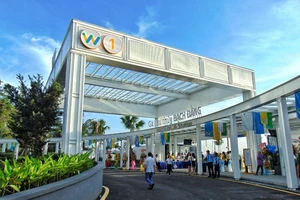 Người dân xếp hàng để được mua vé buýt đường sông