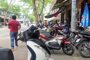 Không cho cấm đường quanh Hồ Con rùa