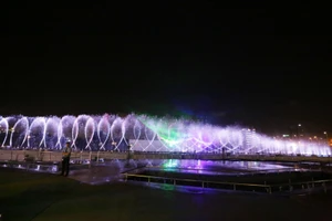 Háo hức xem biễu diễn nhạc nước 3 triệu USD