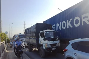 Cầu Phú Mỹ tiếp tục kẹt cứng