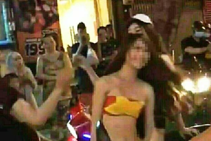 Quấn quốc kỳ như áo tắm đi “bão” có bị tội?